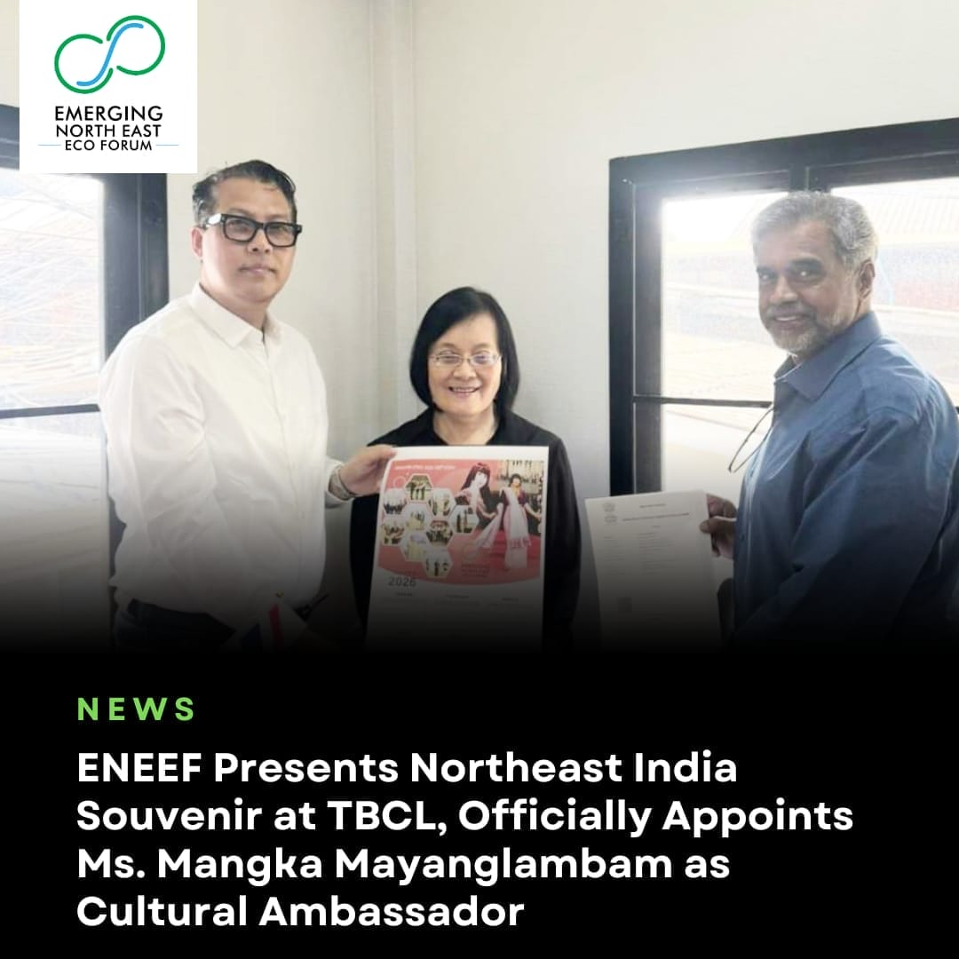 Mr. Satyajit Aribam, Chairman of ENEEF, presented a cultural souvenir from Northeast India to the representatives of the Thai Bharat Cultural Lodge (TBCL)